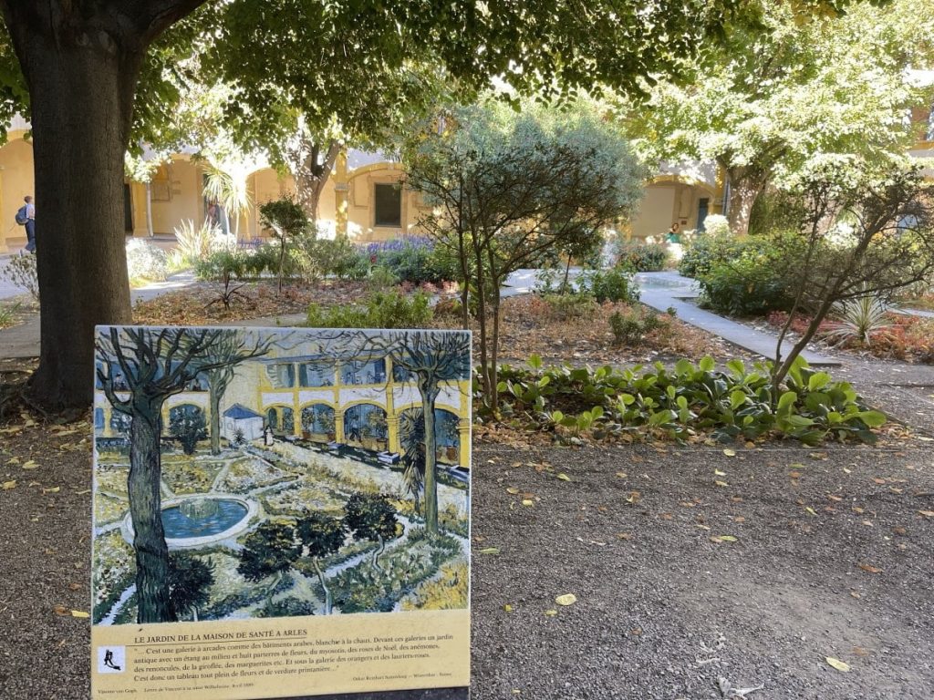 Hospitalet med den smukke have i Arles.
